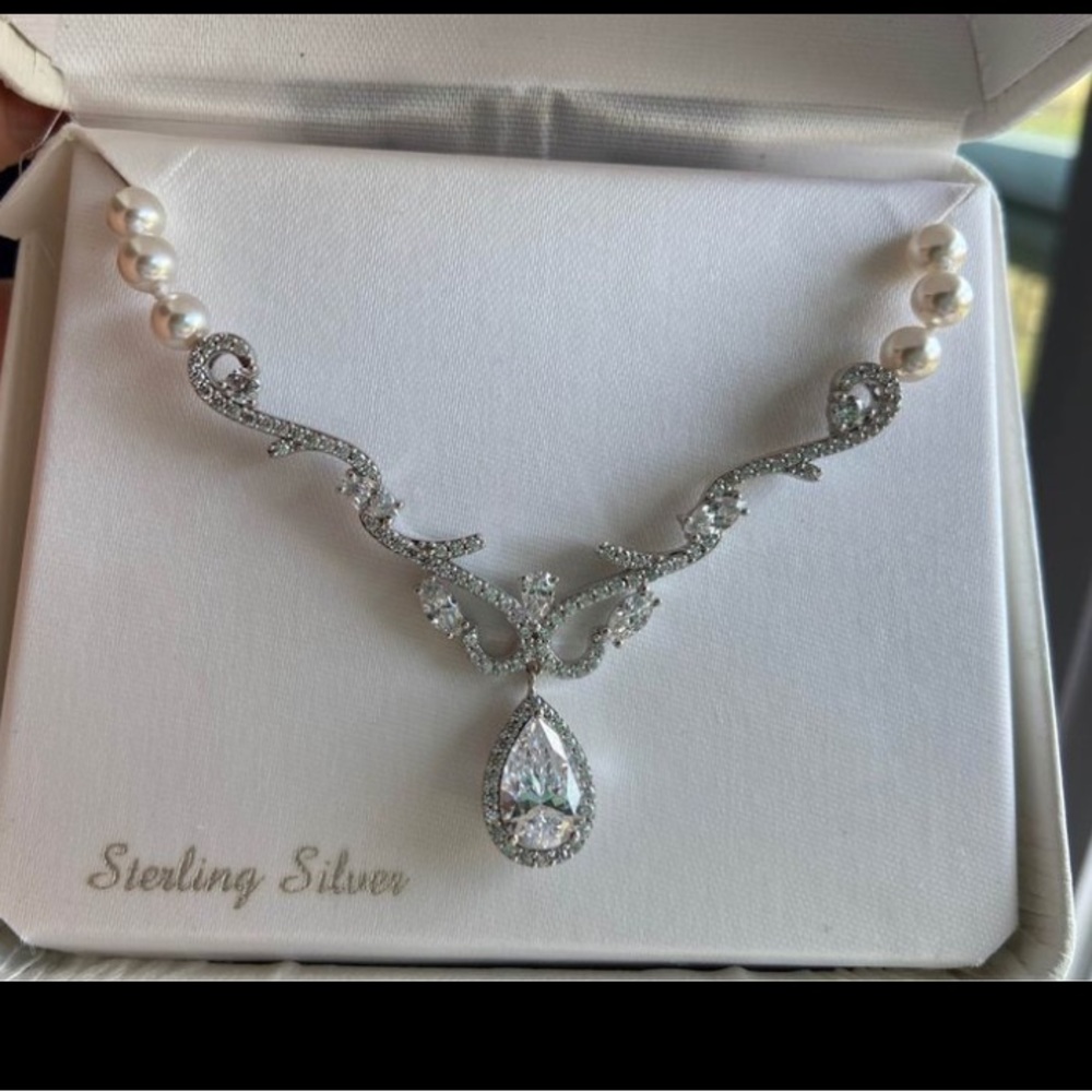 Simulated pearl and gem necklace. 18 inches.